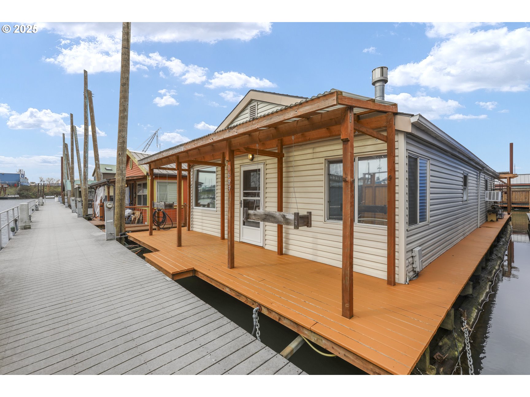 1683 Jantzen AVE - RMLS #331026223